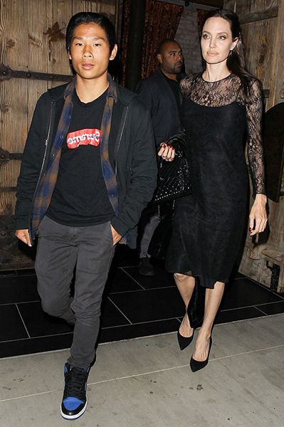 ANGELİNA JOLIE ANNELER GÜNÜ YEMEĞİNDE