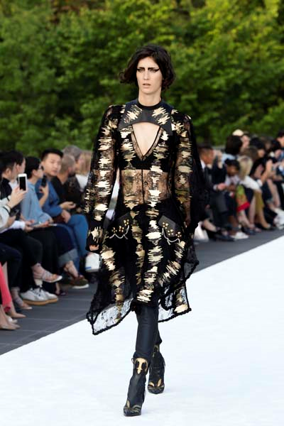 LOUIS VUITTON 2018 CRUISE DEFİLESİ GERÇEKLEŞTİ