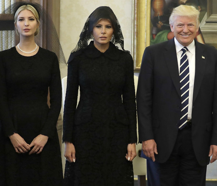 MELANIA TRUMP BAŞINI ÖRTTÜ!