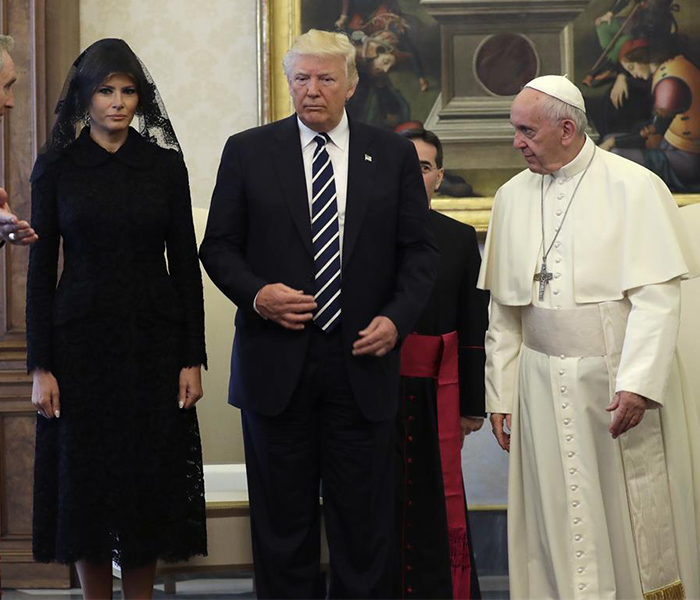 MELANIA TRUMP BAŞINI ÖRTTÜ!