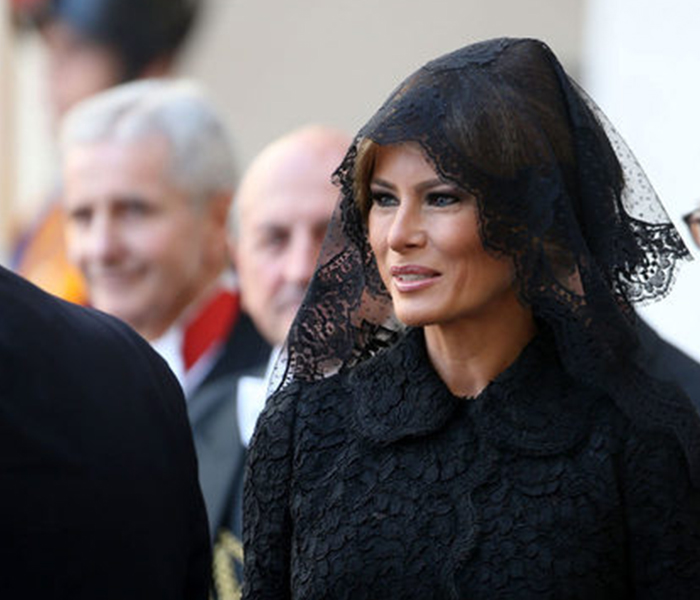 MELANIA TRUMP BAŞINI ÖRTTÜ!