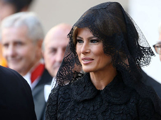 MELANIA TRUMP BAŞINI ÖRTTÜ!