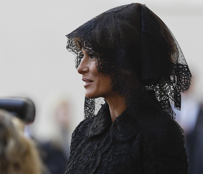 MELANIA TRUMP BAŞINI ÖRTTÜ!