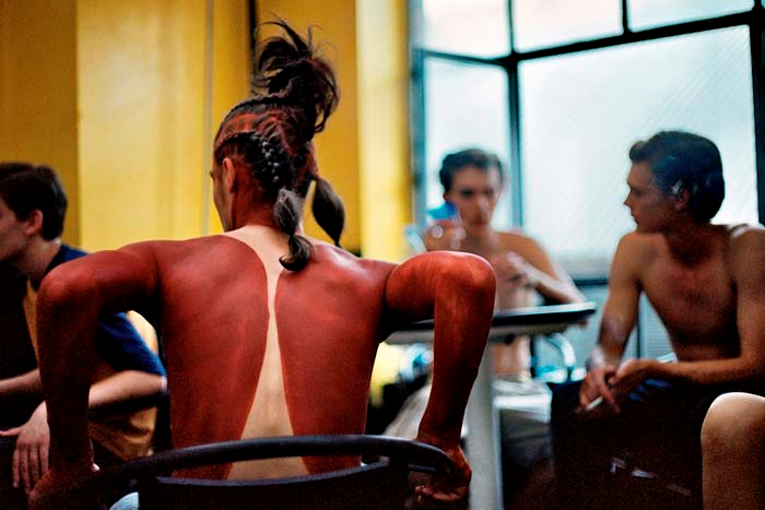 SAHNE ARKASI DEFİLE FOTOĞRAFLARINDAN OLUŞAN SERGİ