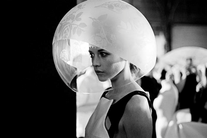 SAHNE ARKASI DEFİLE FOTOĞRAFLARINDAN OLUŞAN SERGİ