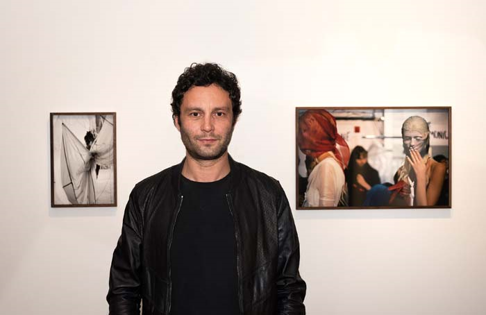 SAHNE ARKASI DEFİLE FOTOĞRAFLARINDAN OLUŞAN SERGİ