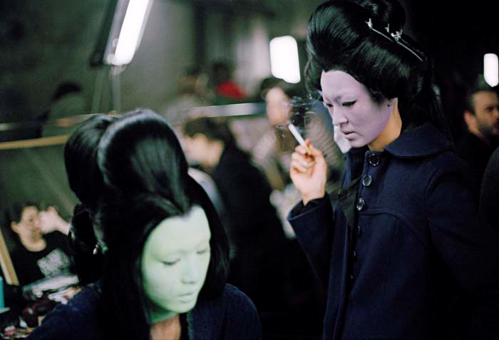 SAHNE ARKASI DEFİLE FOTOĞRAFLARINDAN OLUŞAN SERGİ