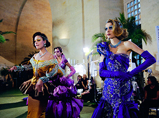 SAHNE ARKASI DEFİLE FOTOĞRAFLARINDAN OLUŞAN SERGİ