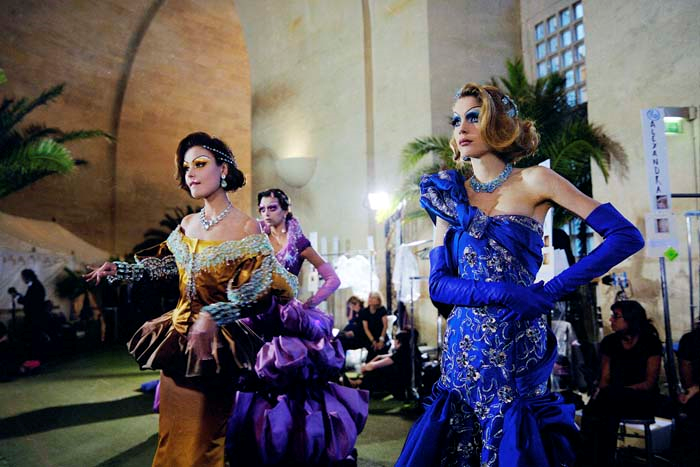 SAHNE ARKASI DEFİLE FOTOĞRAFLARINDAN OLUŞAN SERGİ