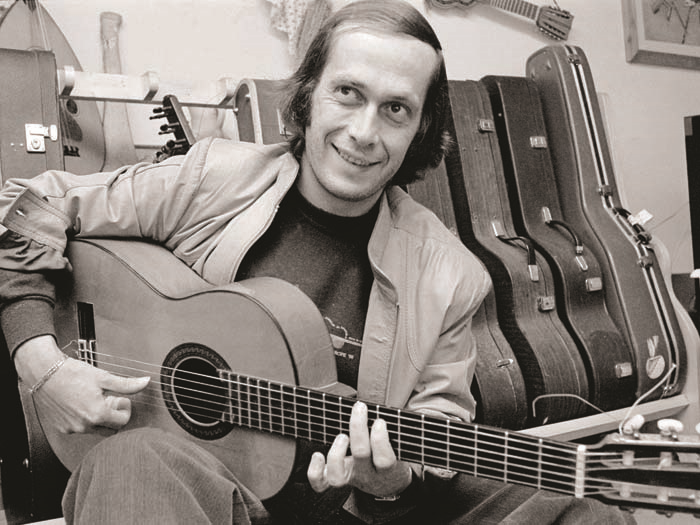 MELEKLERE GİTAR ÇALAN ADAM