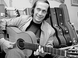 MELEKLERE GİTAR ÇALAN ADAM