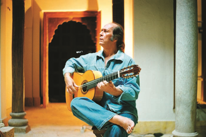 MELEKLERE GİTAR ÇALAN ADAM