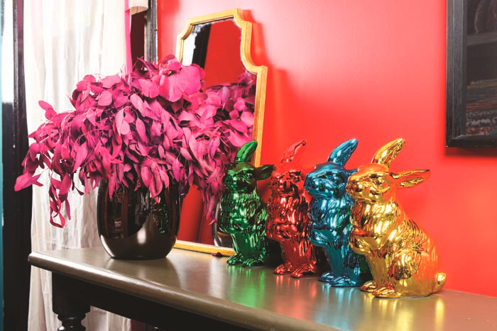 İLHAMINI RENKLERDEN ALIYOR