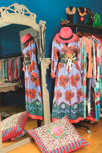 İLHAMINI RENKLERDEN ALIYOR