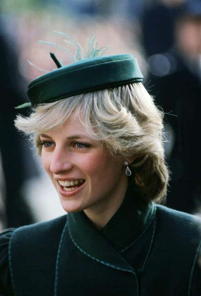 PRENSES DIANANIN RENKLİ ŞAPKALARI