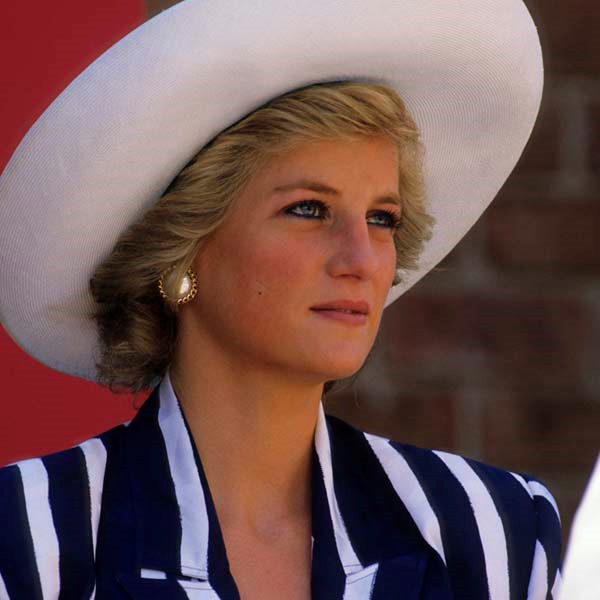 PRENSES DIANANIN RENKLİ ŞAPKALARI