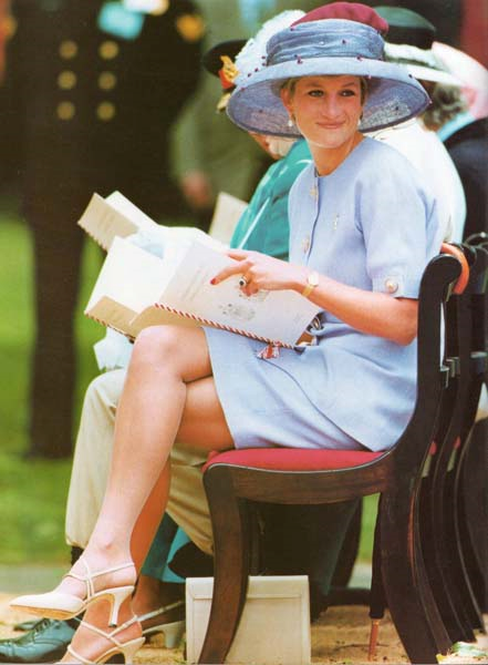 PRENSES DIANANIN RENKLİ ŞAPKALARI