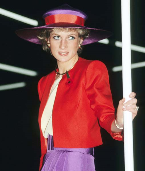 PRENSES DIANANIN RENKLİ ŞAPKALARI