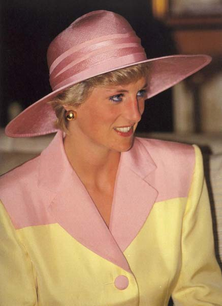 PRENSES DIANANIN RENKLİ ŞAPKALARI