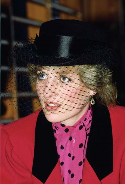 PRENSES DIANANIN RENKLİ ŞAPKALARI