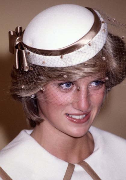 PRENSES DIANANIN RENKLİ ŞAPKALARI