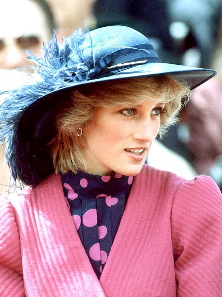 PRENSES DIANANIN RENKLİ ŞAPKALARI