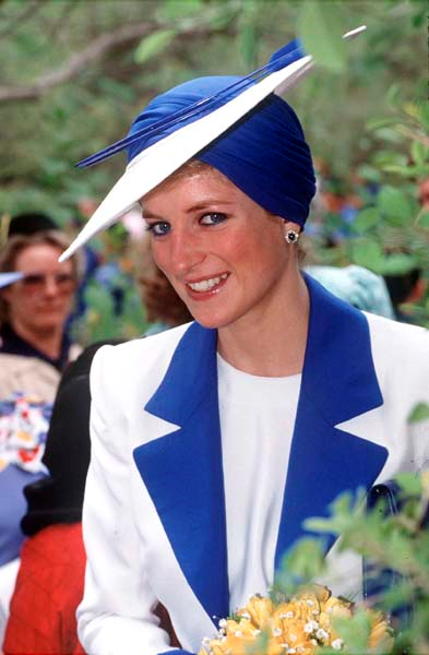 PRENSES DIANANIN RENKLİ ŞAPKALARI