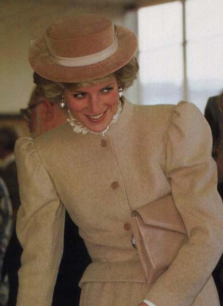 PRENSES DIANANIN RENKLİ ŞAPKALARI