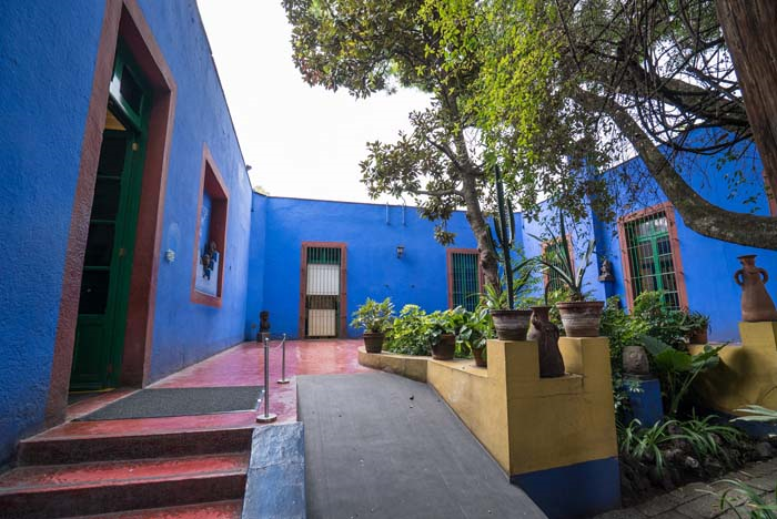 FRIDA KAHLONUN MAVİ BOYALI EVİ
