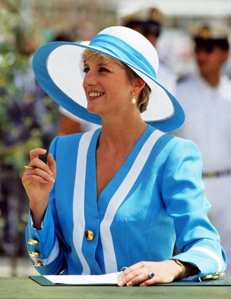 PRENSES DIANANIN RENKLİ ŞAPKALARI