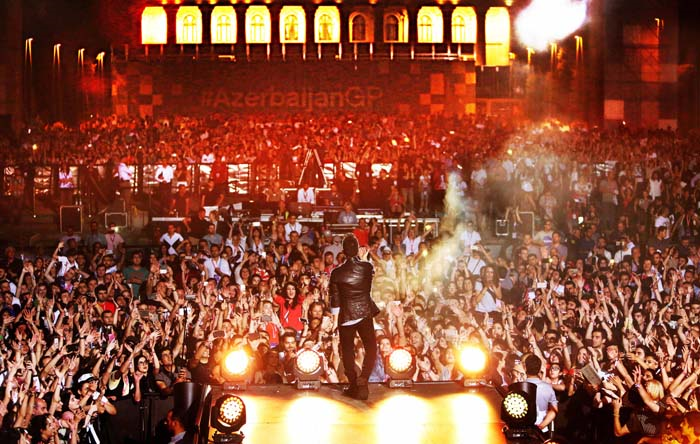 TARKAN AZERBEYCANDA KONSER VERDİ