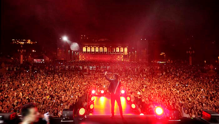 TARKAN AZERBEYCANDA KONSER VERDİ