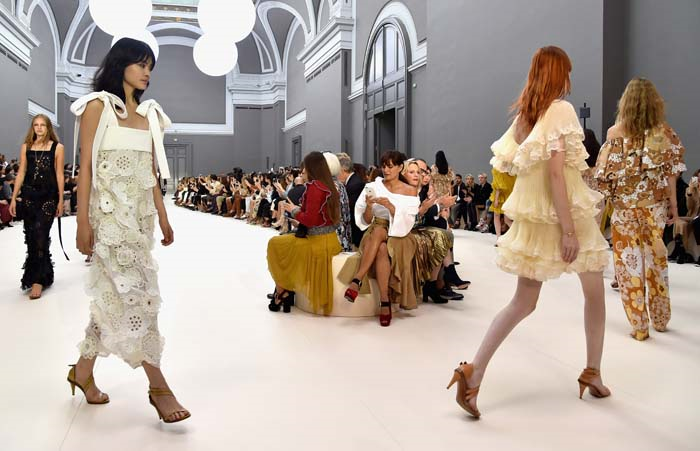 PODYUMDAN KIRMIZI HALIYA 5 STİL