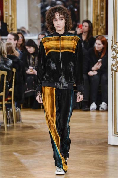 PODYUMDAN KIRMIZI HALIYA 5 STİL