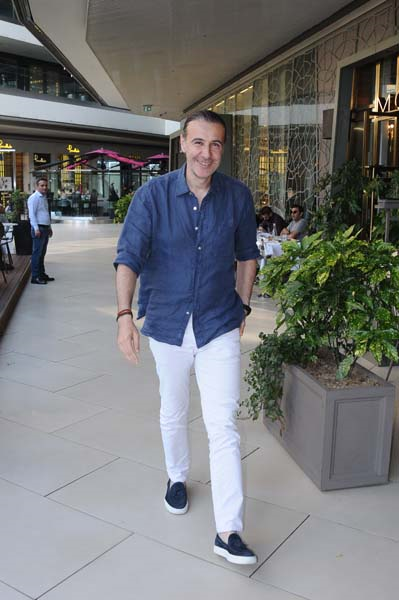 ARKADAŞLARI İLE BİR ARADA