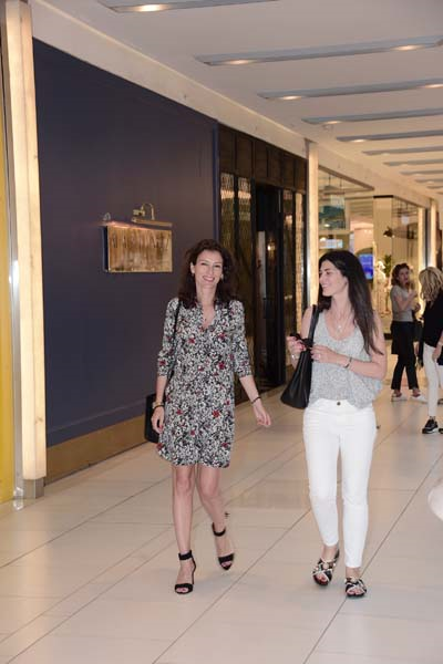 İKİ ARKADAŞ ALIŞVERİŞTE