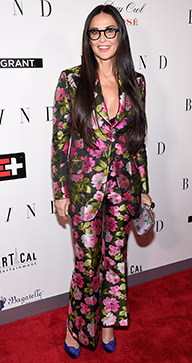 ÇİÇEKLER İÇİNDE DEMI MOORE