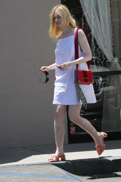 ELLE FANNING LOS ANGELES SOKAKLARINDA