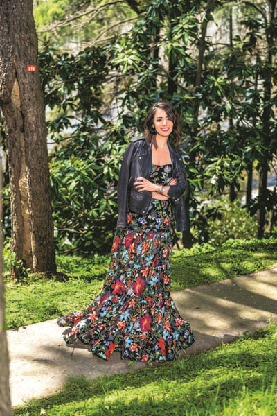 BU YAZ KİM, NE OKUYOR?