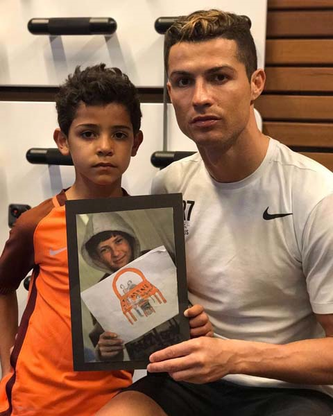 CRISTIANO RONALDO 3. KEZ BABA OLUYOR!