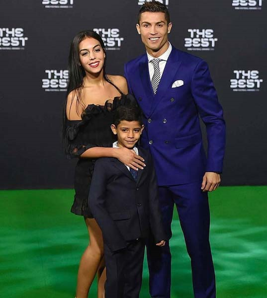 CRISTIANO RONALDO 3. KEZ BABA OLUYOR!