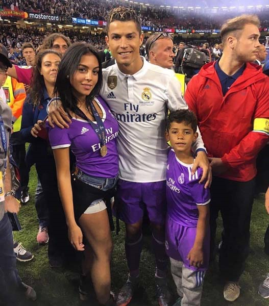 CRISTIANO RONALDO 3. KEZ BABA OLUYOR!