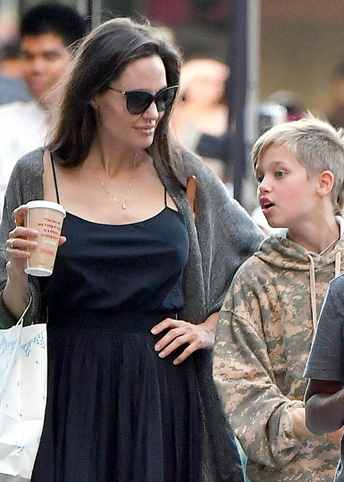 ANGELINA JOLIE KIZLARIYLA ALIŞVERİŞTE