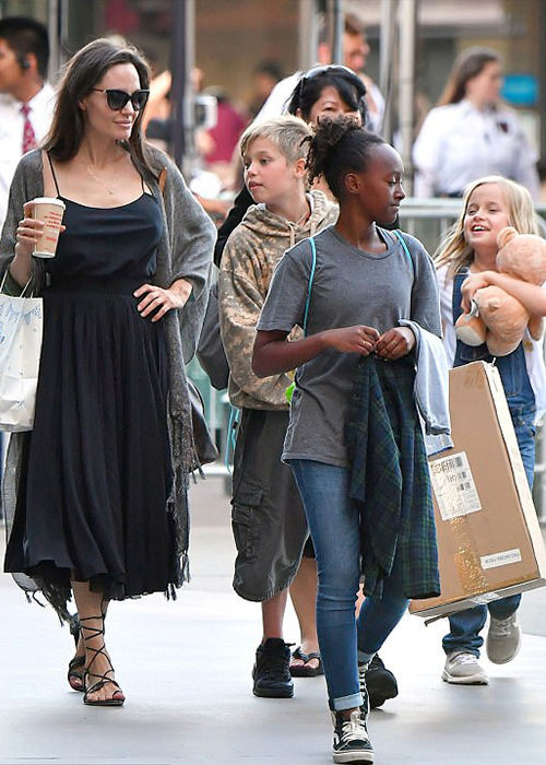 ANGELINA JOLIE KIZLARIYLA ALIŞVERİŞTE