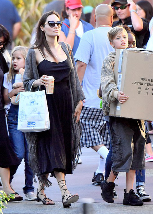 ANGELINA JOLIE KIZLARIYLA ALIŞVERİŞTE