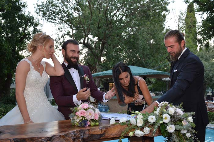 ARKADAŞLARINI EVLENDİRDİLER