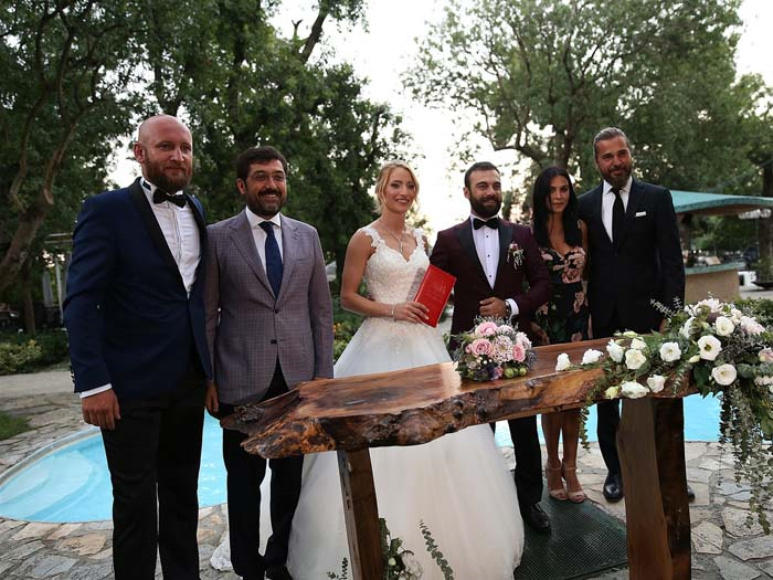 ARKADAŞLARINI EVLENDİRDİLER