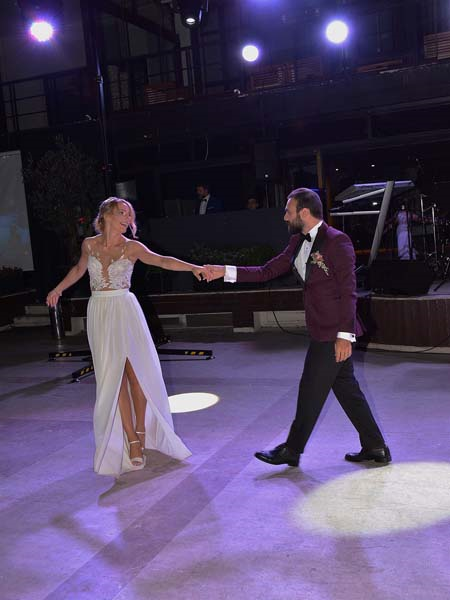 ARKADAŞLARINI EVLENDİRDİLER