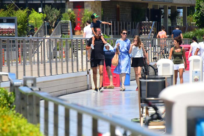 SERDAR BİLGİLİ BODRUMDA OĞLUYLA 