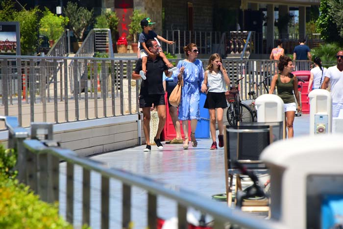 SERDAR BİLGİLİ BODRUMDA OĞLUYLA 